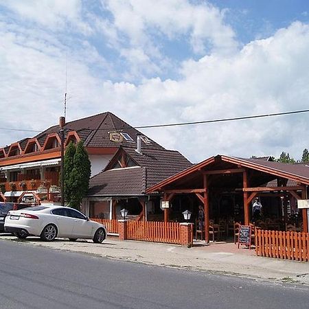 Retro Hotel Merid Zamardi Luaran gambar