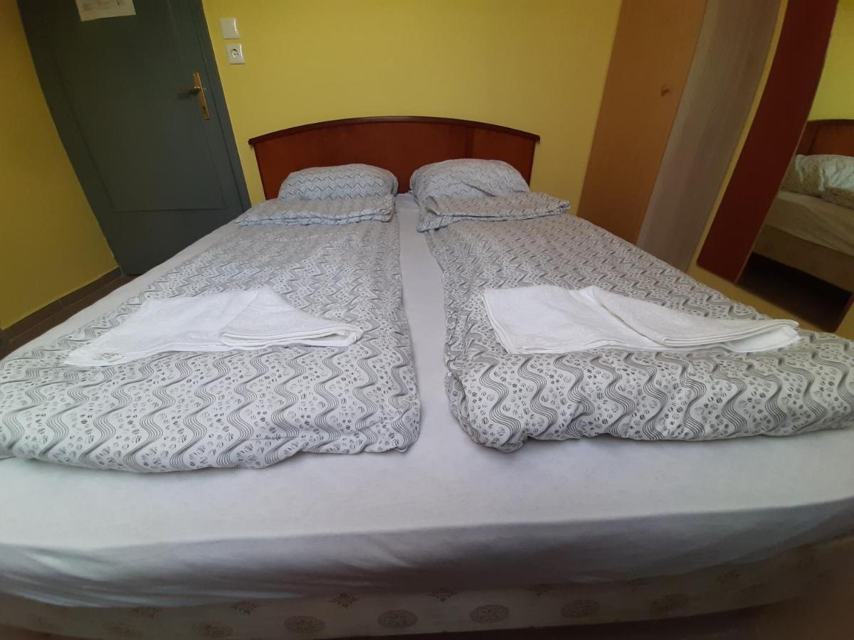 Retro Hotel Merid Zamardi Luaran gambar