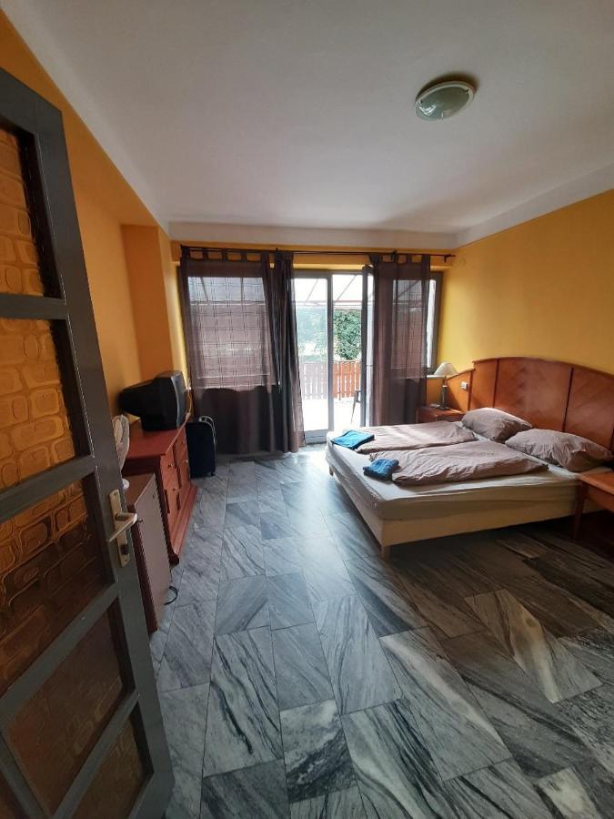 Retro Hotel Merid Zamardi Luaran gambar