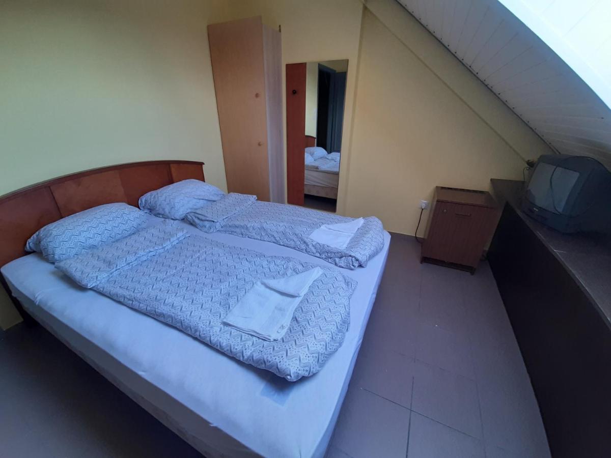 Retro Hotel Merid Zamardi Luaran gambar