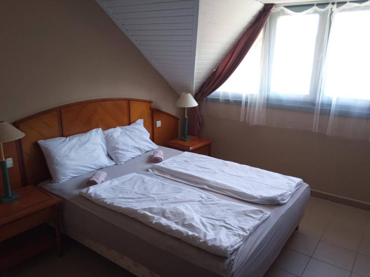 Retro Hotel Merid Zamardi Luaran gambar