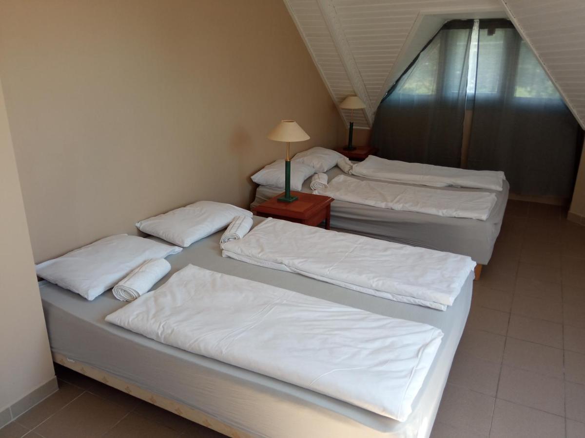 Retro Hotel Merid Zamardi Luaran gambar
