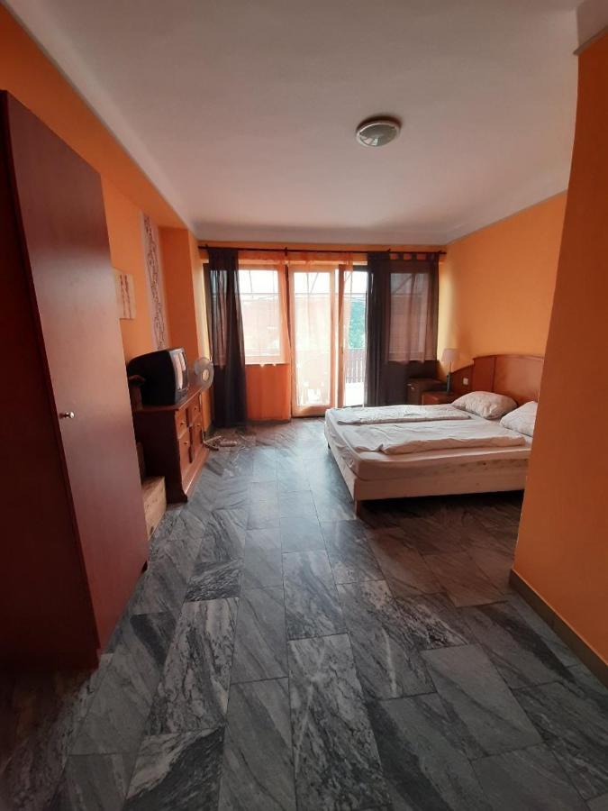Retro Hotel Merid Zamardi Luaran gambar